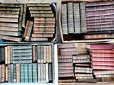 des cartons remplis de vieux livres sont empilés les uns sur les autres
