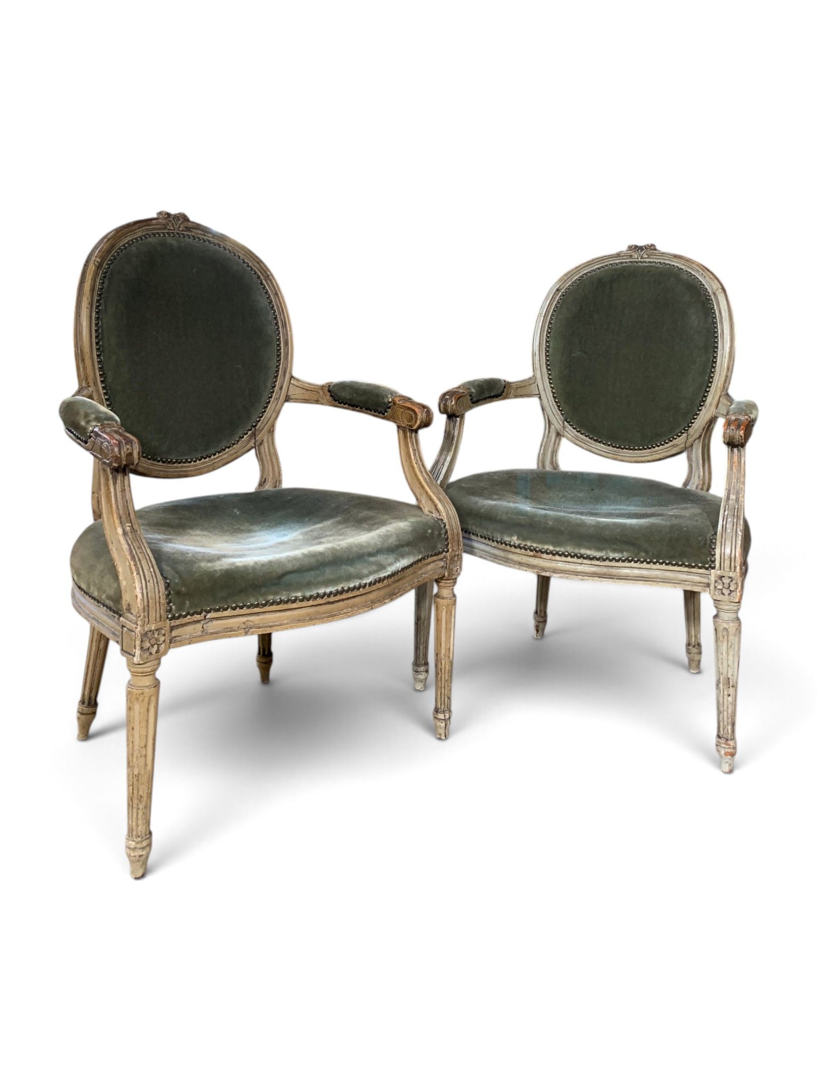 Paire de fauteuils cabriolet à dossier médaillon en bois nat…