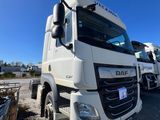 de nombreux camions garés ensemble sur un parking