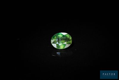 une tourmaline verte sur fond noir