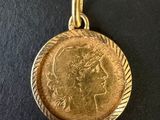 une pièce d'or portant un visage de femme