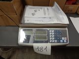 une calculatrice posée sur une table, à côté de cartons