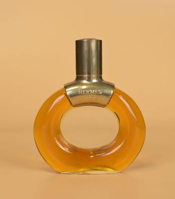l'image d'un flacon de parfum posé sur une table