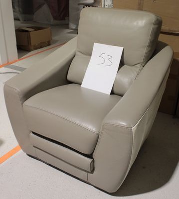 un fauteuil inclinable sur lequel est affichée une étiquette de prix