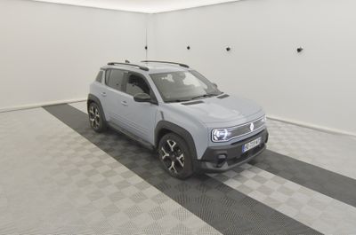 la photo d'une voiture garée dans un garage