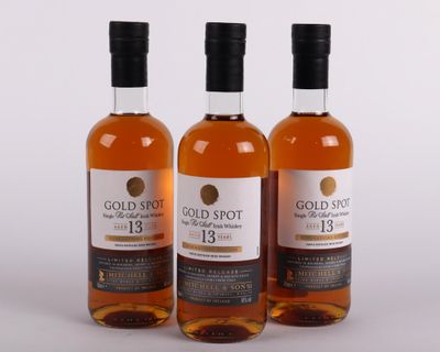 trois bouteilles de whisky Gold Spot sur fond blanc