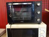 un four à micro-ondes posé sur une table