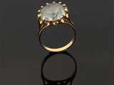 une bague en or 18 carats sertie d'une topaze blanche