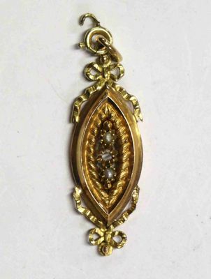 une photo d'un pendentif plaqué or orné d'un diamant au centre