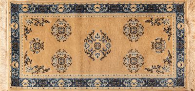 un gros plan d'un tapis avec une bordure bleue sur fond blanc