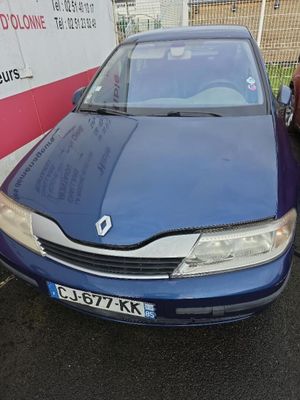 une voiture bleue garée dans un parking