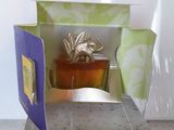 un flacon de parfum posé dans une boîte sur un comptoir