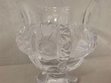un vase en verre transparent posé sur une table