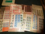 plusieurs types de timbres différents sur une table