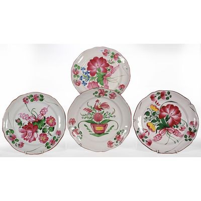 trois assiettes à motifs floraux posées sur une surface blanche