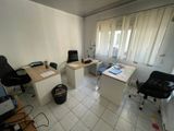 une pièce dans laquelle se trouvent deux bureaux et une chaise