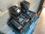 un tas d'outils électriques posé sur une boîte bleue