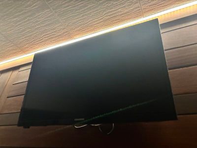 un téléviseur à écran plat accroché au mur d'une pièce