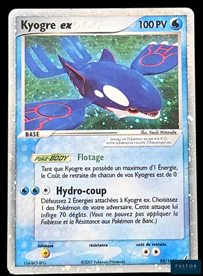 gros plan d'une carte pokemon sur fond noir