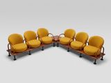 un ensemble de six chaises avec des coussins rembourrés jaunes