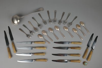 de nombreux types d'argenterie disposés sur la table