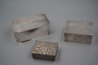 Réunion de boîtes couvertes en métal argenté dont une de style Art Nou - Photo 1