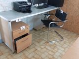 un bureau sur lequel se trouvent deux ordinateurs et une imprimante