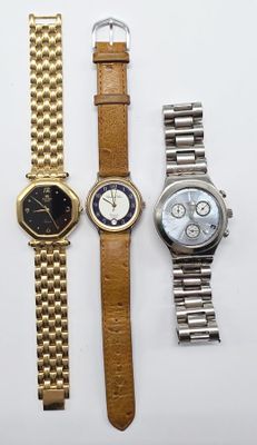 trois montres sont posées les unes à côté des autres sur une surface blanche