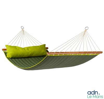 un hamac avec un coussin vert sur fond blanc