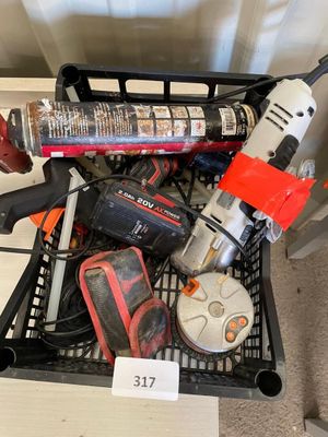 Un lot comprenant une disqueuse, un télémètre, un pistolet à…