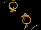 une paire de boucles d'oreilles en or représentant un serpent et une tête de serpent
