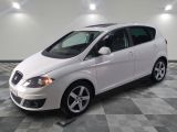 la photo d'une voiture blanche garée dans un garage