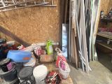 un tas d'objets divers posés sur une palette dans un garage