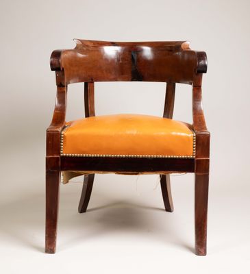 une chaise en bois avec une assise en cuir orange sur fond blanc