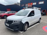 une camionnette blanche garée dans un parking à côté d'autres voitures