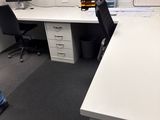 un bureau sur lequel se trouvent une chaise et un écran d'ordinateur
