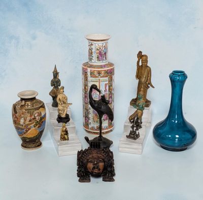tout un tas de vases et de statues différents sur la table