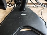 un bureau d'ordinateur équipé d'un écran et d'un clavier