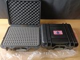deux valises posées sur une table
