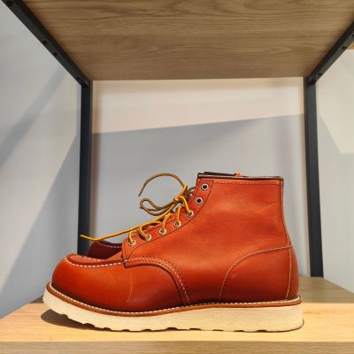 des bottes Red Wing sur une étagère dans un magasin de chaussures