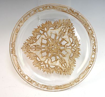 une plaque de verre ornée d'un motif doré