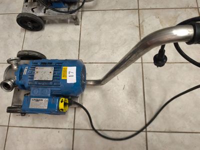 une machine bleue posée par terre à côté d'une autre machine bleue