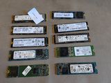 beaucoup de disques durs qui traînent par terre