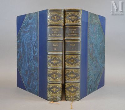 deux livres sont empilés l'un sur l'autre sur une surface blanche