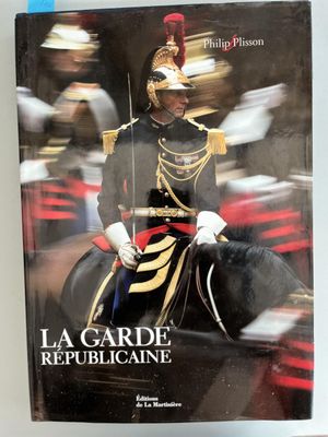 la couverture d'un livre sur laquelle figure l'image d'un homme en uniforme à cheval