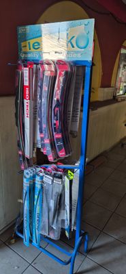 un présentoir sur lequel sont disposées de nombreuses brosses à dents et tubes de dentifrice