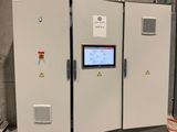 une photo d'une pièce contenant de nombreux appareils électriques