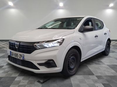 la voiture blanche est garée sur le sol à carreaux d'une pièce