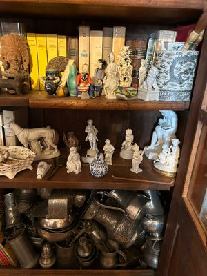une bibliothèque sur laquelle sont disposées de nombreuses figurines