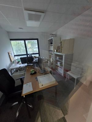 une photo floue d'un bureau avec un bureau et une chaise